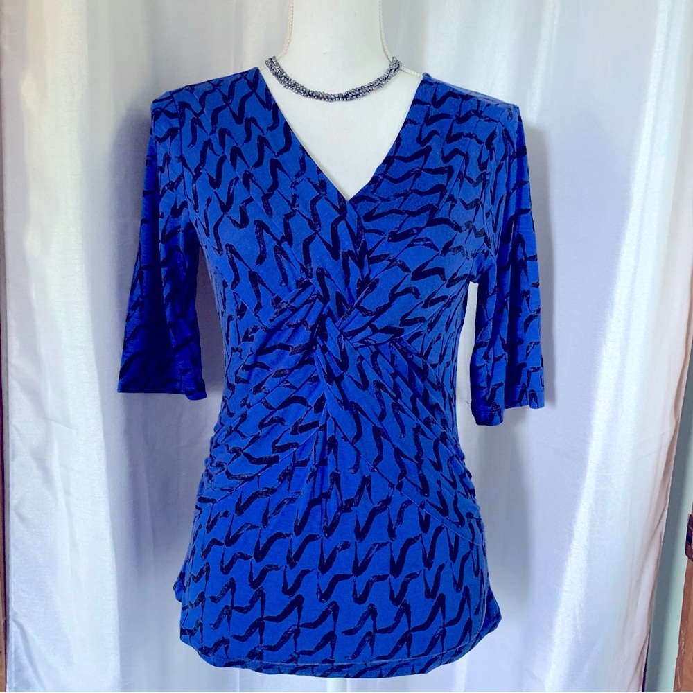Cable & Gauge elbow sleeve, crisscross top